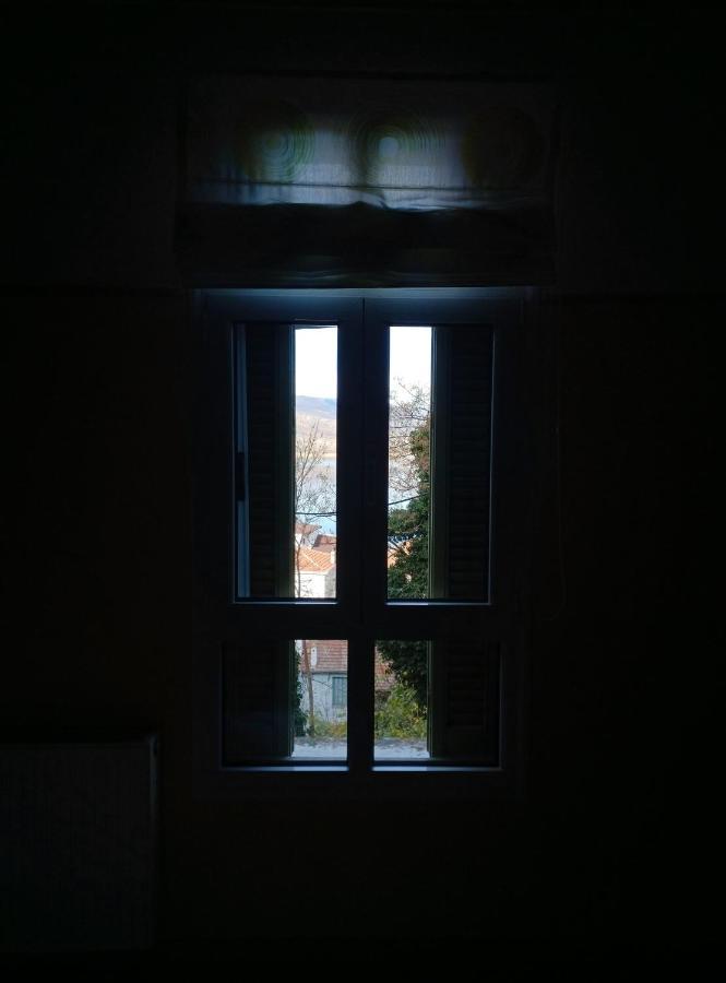 Room "Honeybee" In A Neoclassical House Kastoria Exterior foto